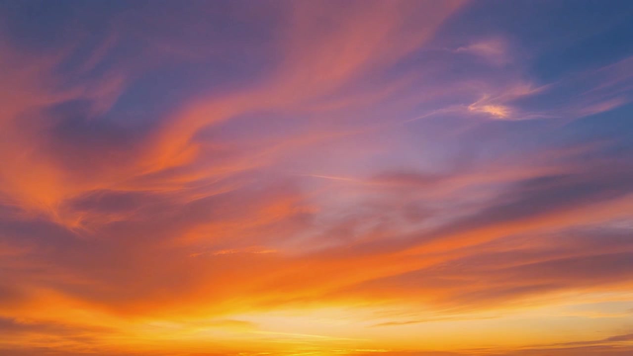 Vibrant Sunset Sky with Wispy Clouds