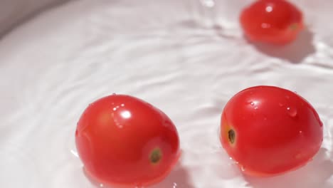 Frische-Tomaten-Fallen-In-Zeitlupe-In-Ein-Frisches-Wasserreinigungskonzept,-Es-Sieht-Optimistisch-Und-Gesund-Aus