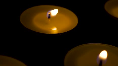 velas en el primer plano de macro de diapositivas de carro oscuro