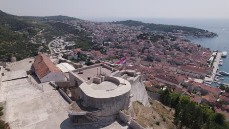 vista panorámica del avión no tripulado muestra la fortaleza de hvar fortica en la cima de una colina con vistas a la costa