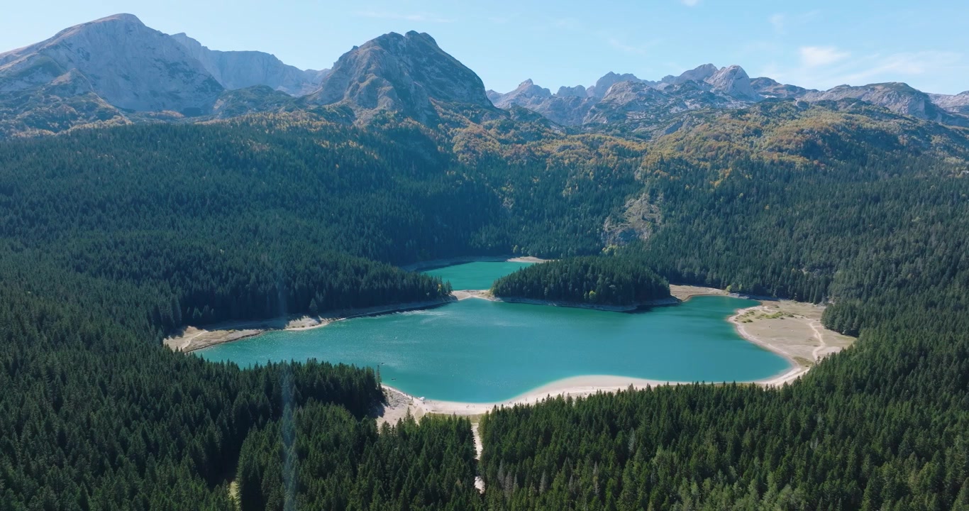 Letecký pohled na Černé jezero (Crno jezero) na hoře Durmitor v Žabljaku, Černá Hora.