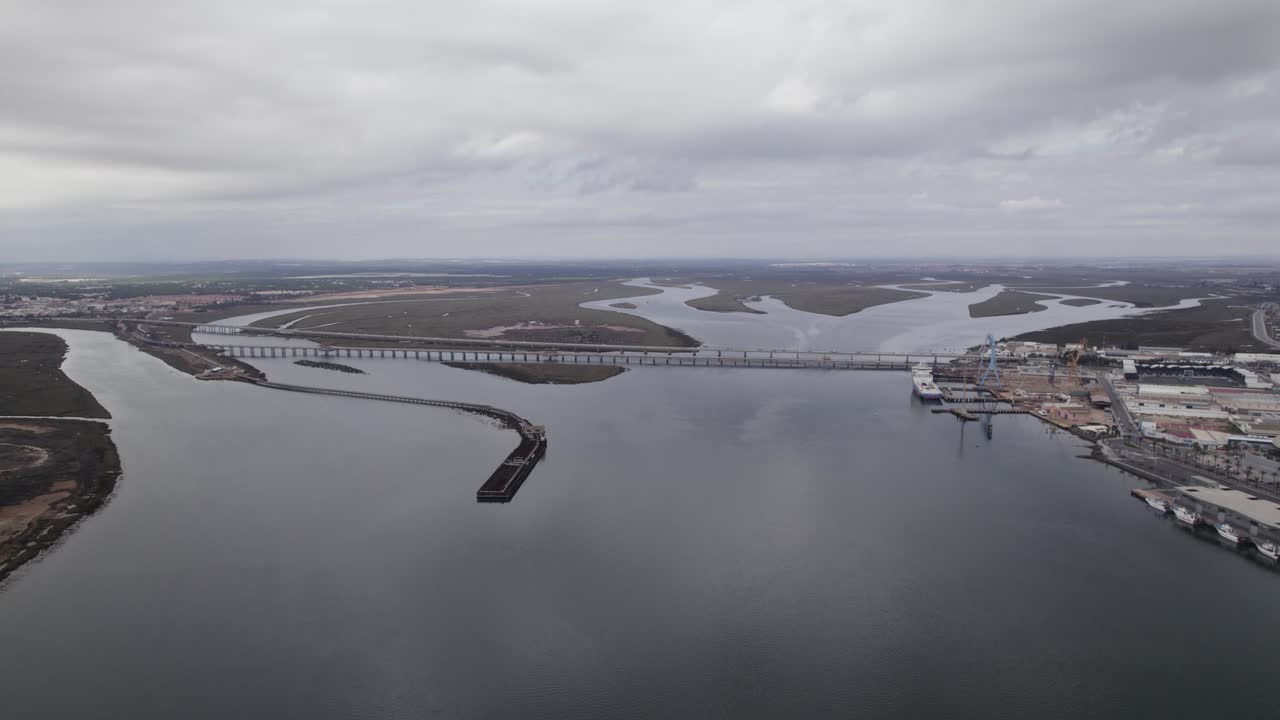 Høyt luftfoto av Santa Eulalia-broen over Odiel-elven, Huelva elvebredd, Spania