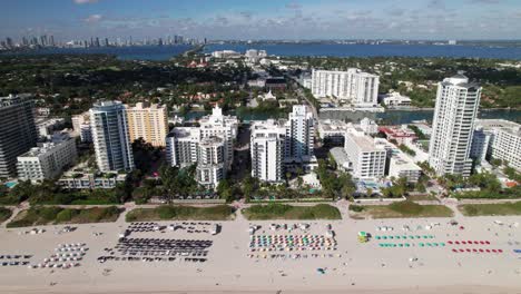 toma de drones del horizonte de miami desde miami beach, hoteles y resorts frente al mar