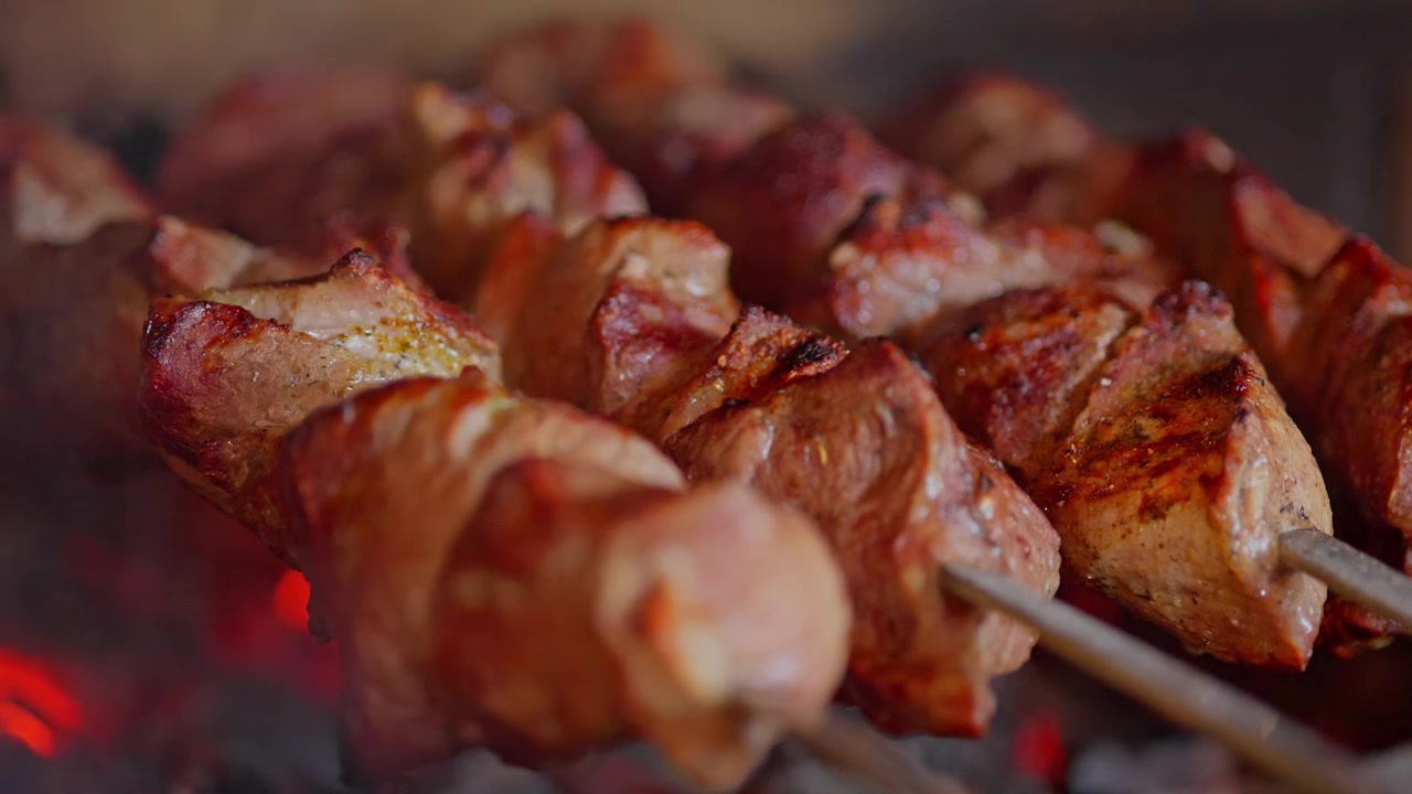 Delicioso Shashlik de Carne Grelhando em Espetos Sobre Brasas Quentes