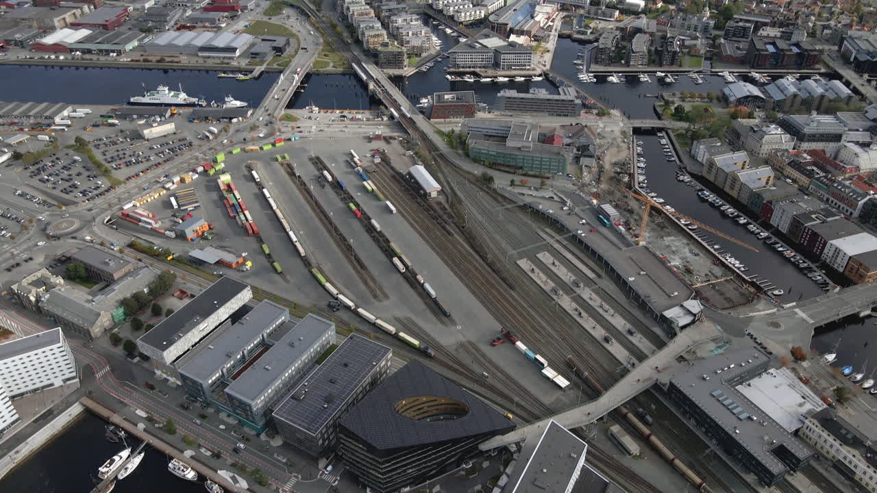 вид с воздуха на город и гавань в тронхейме, норвегия - съемка с беспилотника