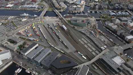 vista aérea de la ciudad y el puerto en trondheim, noruega - disparo de drones