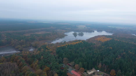 Vista-Aérea-Thulsfelder-Talsperre-Durante-El-Otoño-En-Una-Mañana-Nublada