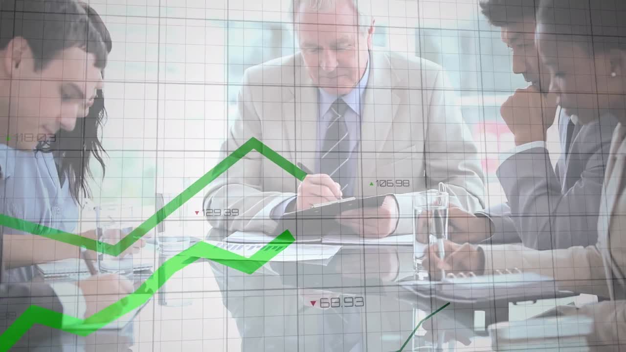 animación de datos financieros y gráfico sobre diversos empresarios en la oficina