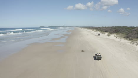 toma de dron de 4k de un auto conduciendo a lo largo de la hermosa playa en australia