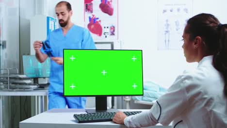 asistente del médico que hace una radiografía al paciente