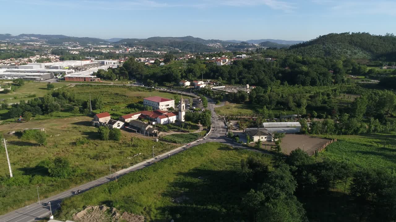 motociclismo en un camino rural cerca de tierras de cultivo