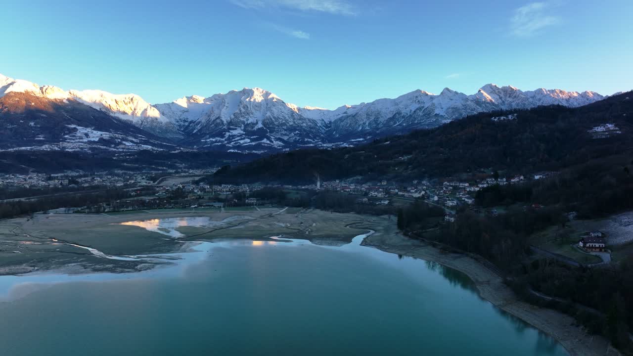 vista aérea de drones del lago y las montañas con nieve en invierno