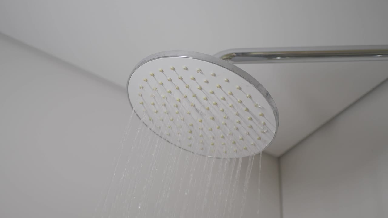 cabeza de ducha blanca moderna