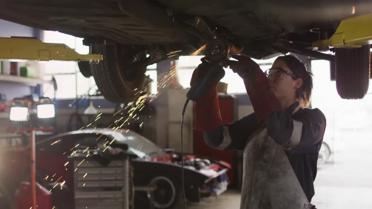 워크에서 백인 여성 메카닉에 대한 빛의 흔적의 애니메이션.