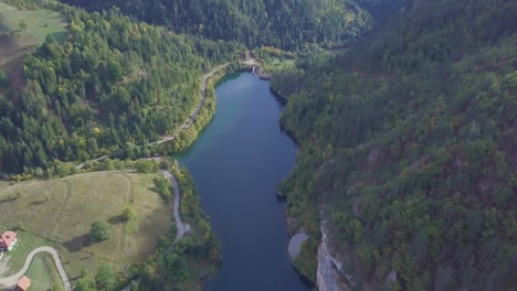 Inclinación-De-4k-Que-Establece-Una-Toma-Del-Lago-Zaovine-Y-La-Montaña-Tara-En-Serbia