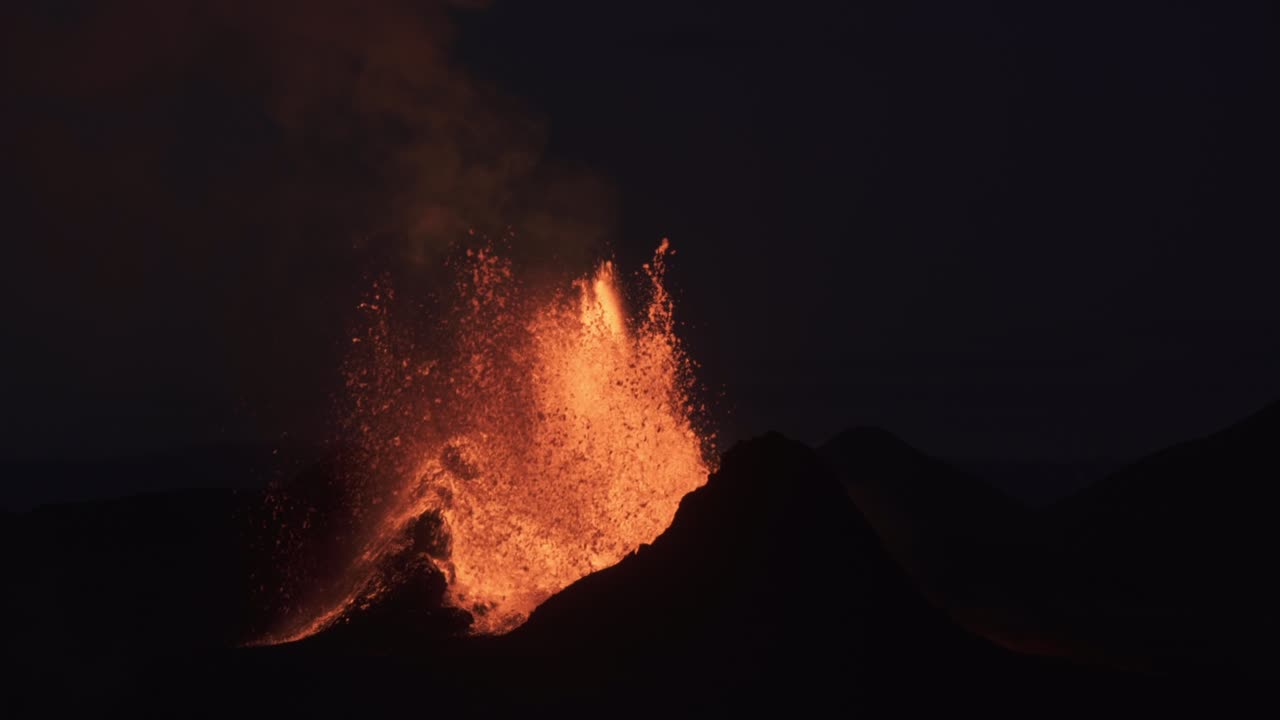 Potente eruzione notturna dal cratere di un vulcano in Islanda, bagliore rosso