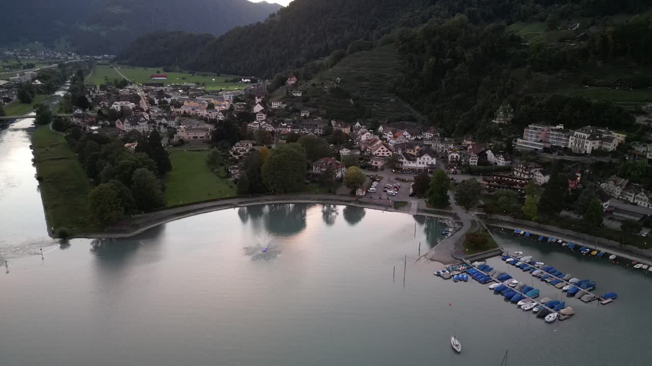 스위스 walensee 호수 해안 근처에 위치한 weesen 마을의 뒤로 날아가는 공중 드론 뷰