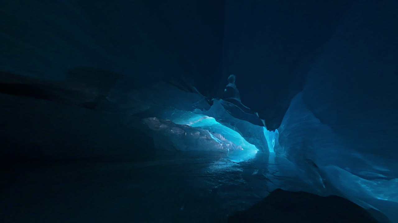 Grotta di ghiaccio blu nel ghiacciaio del Morteratsch, atmosfera serena e misteriosa.