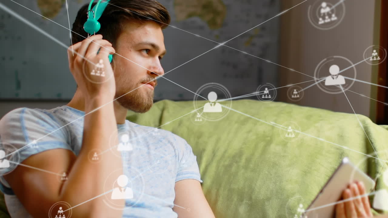 animación de redes de conexiones con iconos sobre el hombre usando teléfono inteligente