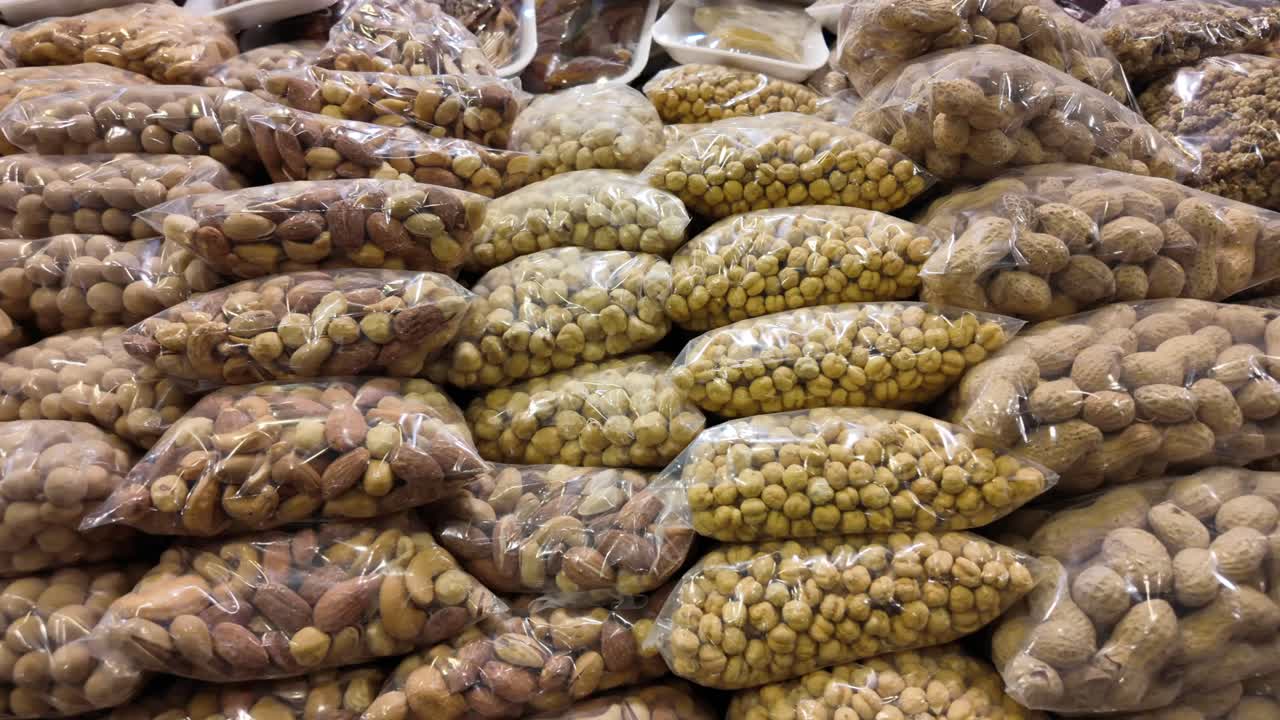 Tüten mit Nüssen