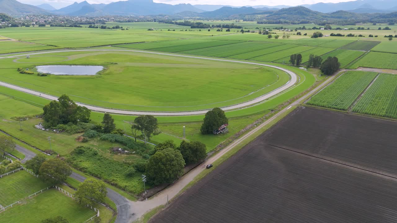 트랙과 농업 이 있는 울창한 풍경