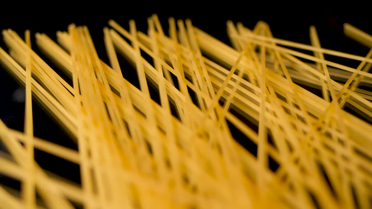 espagueti rodando de derecha a izquierda en cámara lenta