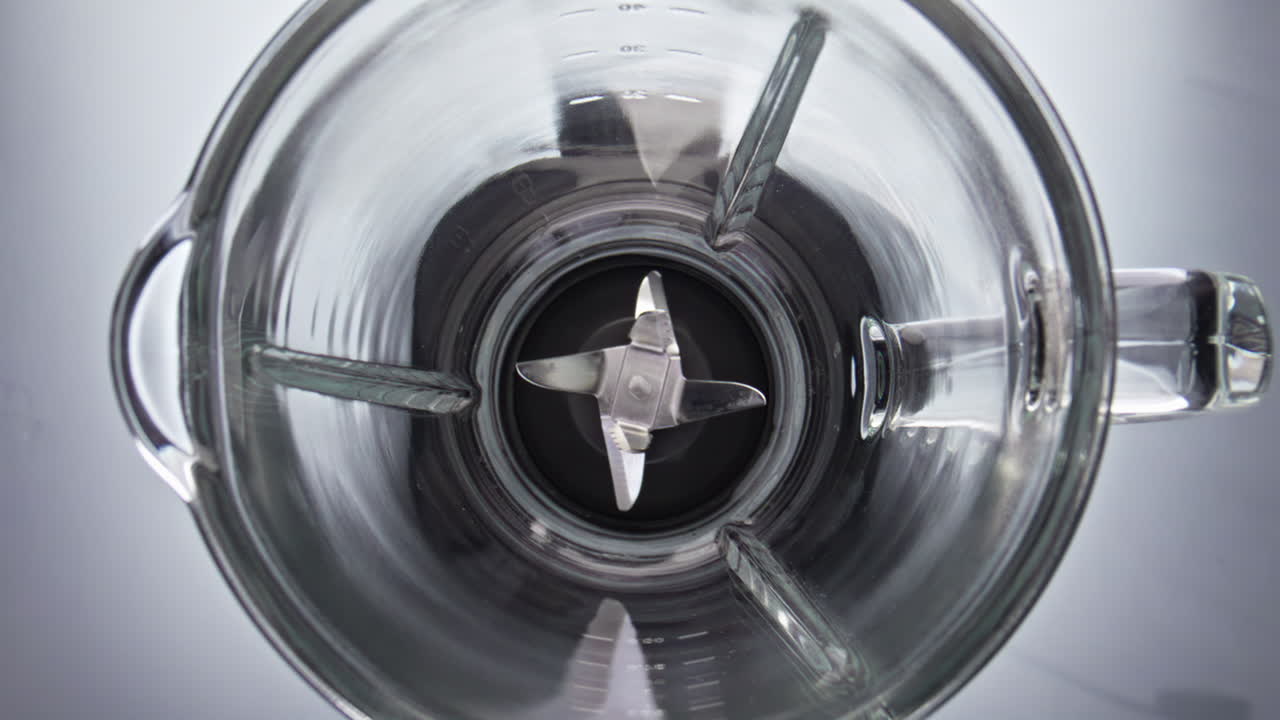 맨 위에 있는 빈 블렌더는 슈퍼 슬로 모션으로 작업하고 있으며, 블레이드가 회전하고 있습니다.