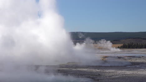 位於美國怀俄明州黃石國家公園 (yellowstone national park) 的噴泉和蒸氣