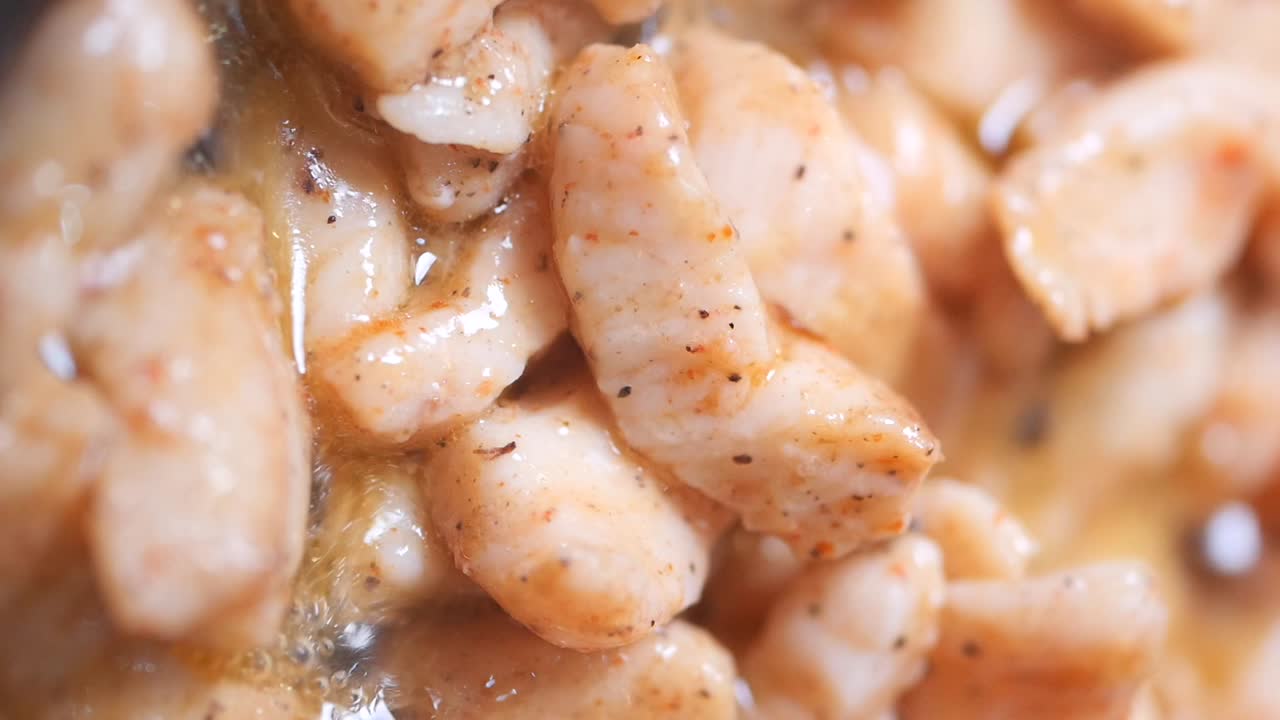 판에 고기를 요리하는 것