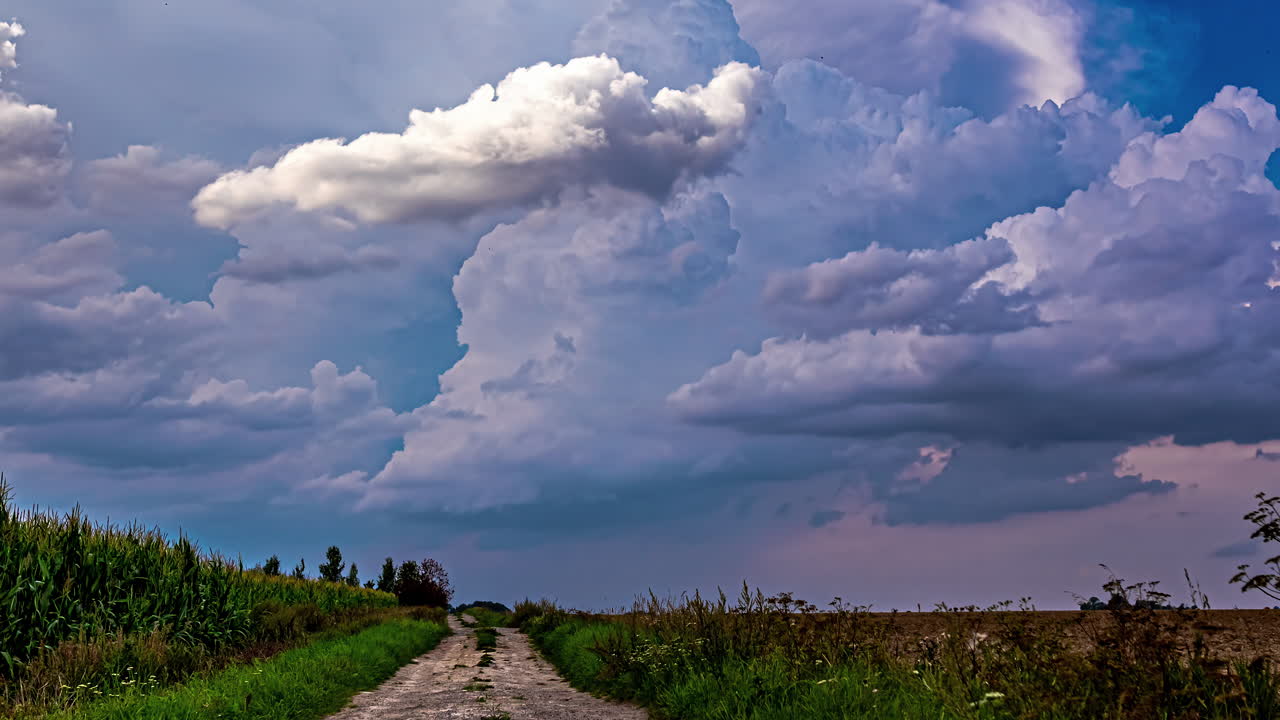 кумулусный облачный пейзаж движется по сельской дороге во время штормового дня