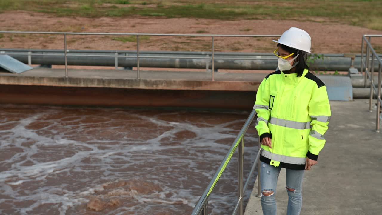 Ingenieros ambientales trabajan en plantas de tratamiento de aguas residuales