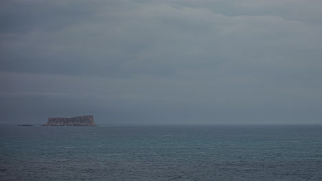 La-Escena-En-El-Océano-Azul-Profundo-Es-Cautivadora,-Una-Roca-Gigante-Emite-Un-Brillo-Celestial,-Creando-Una-Vista-Encantadora-Y-Dejándote-Asombrado-Por-La-Belleza-De-Tu-Entorno.