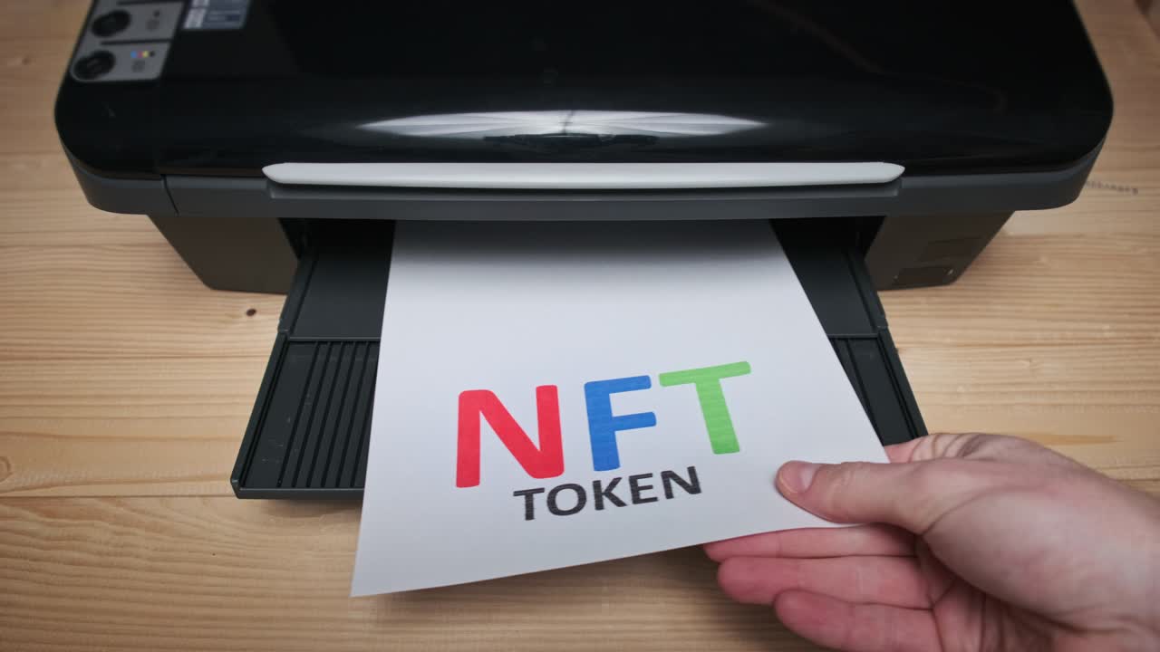 제트 프린터에 의해 인쇄 된  종이에 새겨진 nft 토큰 인쇄