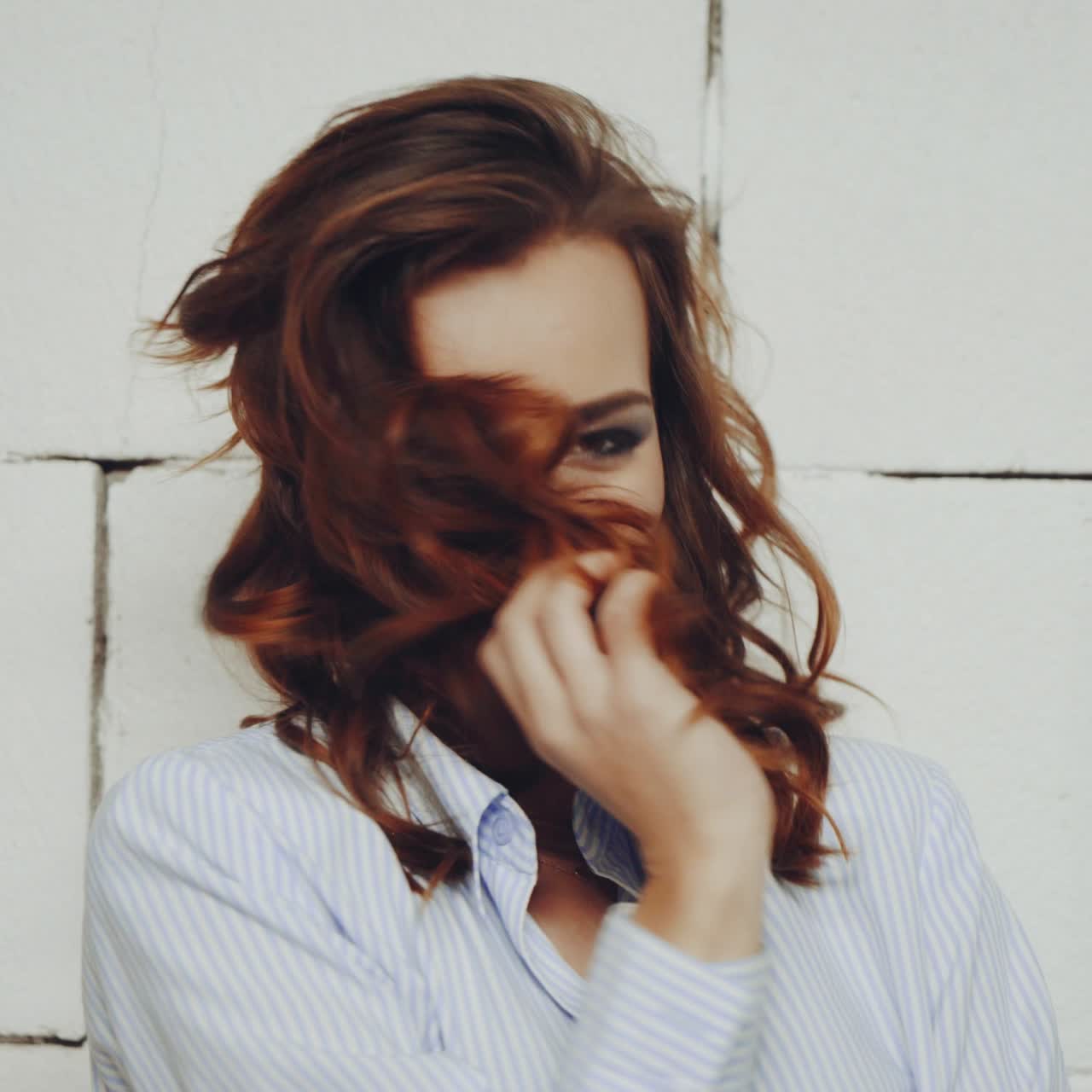 mujer elegante en el estudio