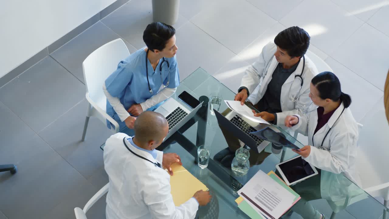 médicos en la reunión 4k