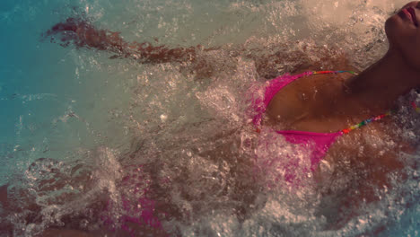 Mujer-Feliz-En-Bikini-Rosa-Relajándose-En-El-Jacuzzi