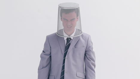 hombre enojado colocando un cubo en su cabeza