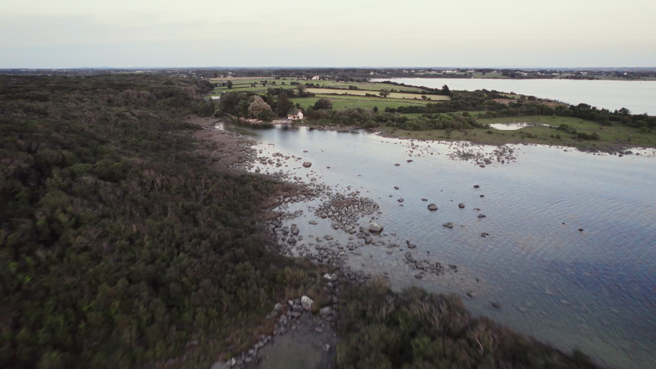 hermosa antena de lough corrib irlandés en la orilla con pequeñas islas y campos cubiertos de hierba