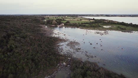 Hermosa-Antena-De-Lough-Corrib-Irlandés-En-La-Orilla-Con-Pequeñas-Islas-Y-Campos-Cubiertos-De-Hierba