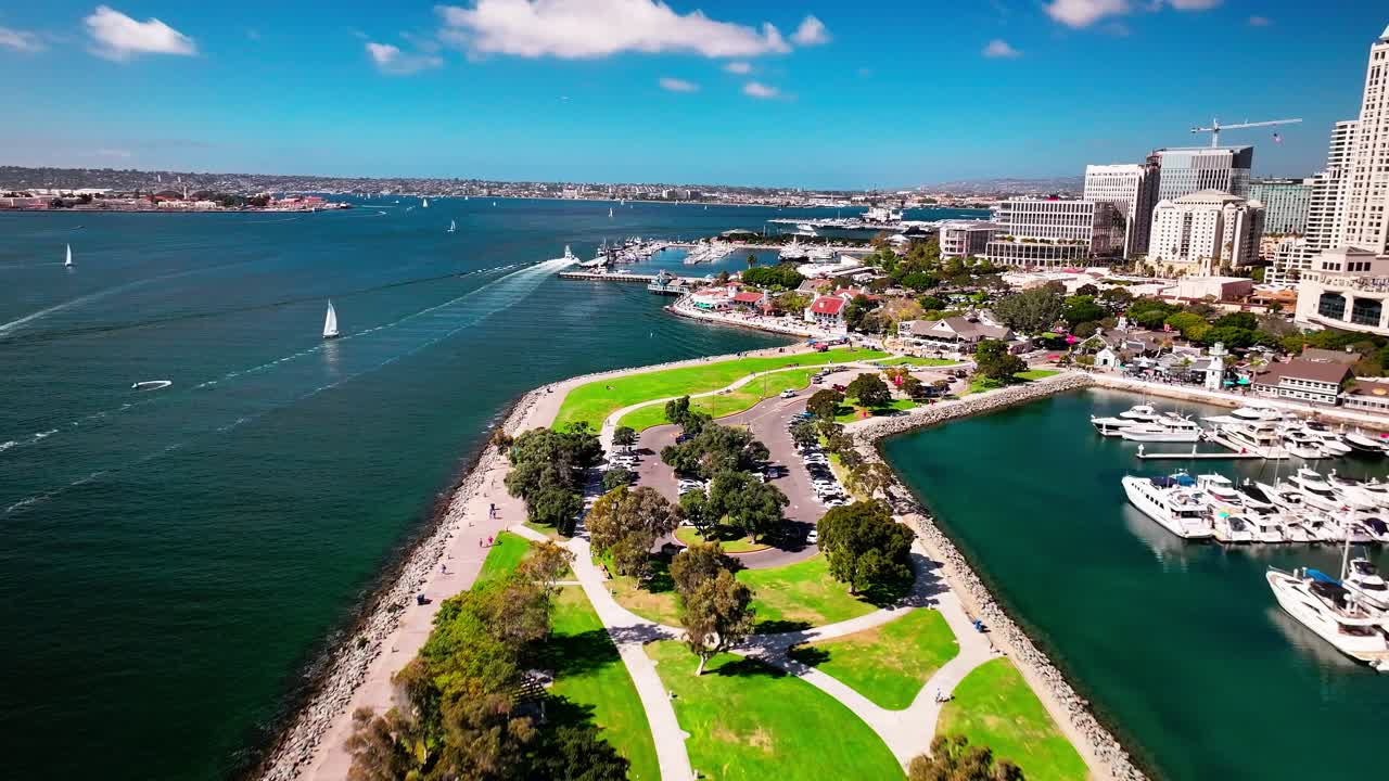 캘리포니아 샌디에이고의  ⁇ 바카데로 마리나 파크에서 서서히 비행하고 시포트 빌리지로 향하고 있습니다.
