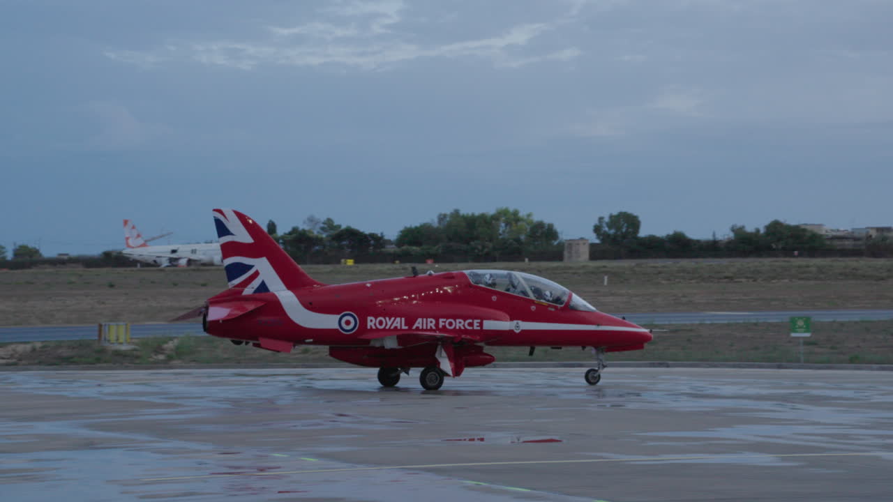 Pesawat Jet Red Arrows Angkatan Udara Kerajaan Inggris Diparkir di Landasan Basah