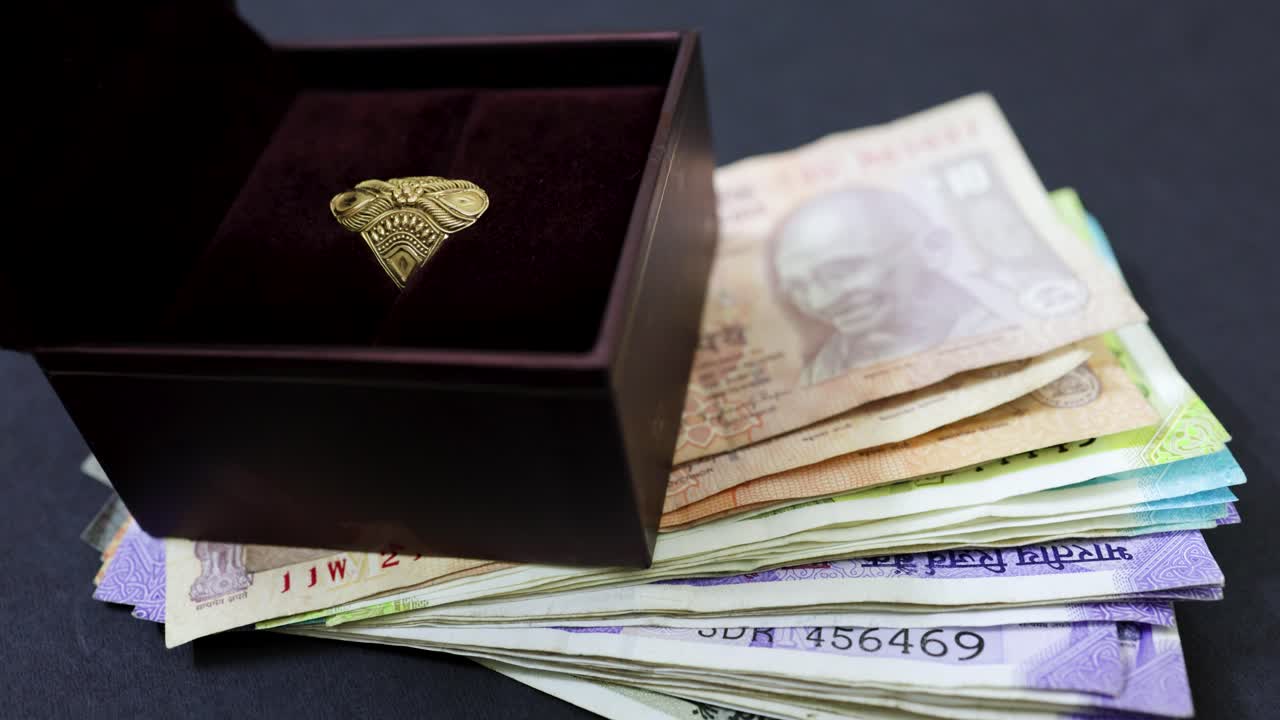 Wedding Or Engagement Gift Of Jewelry And Money