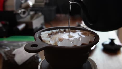 Toma-En-Cámara-Lenta-De-Agua-Cayendo-Sobre-Un-Filtro-De-Café-Recién-Hecho