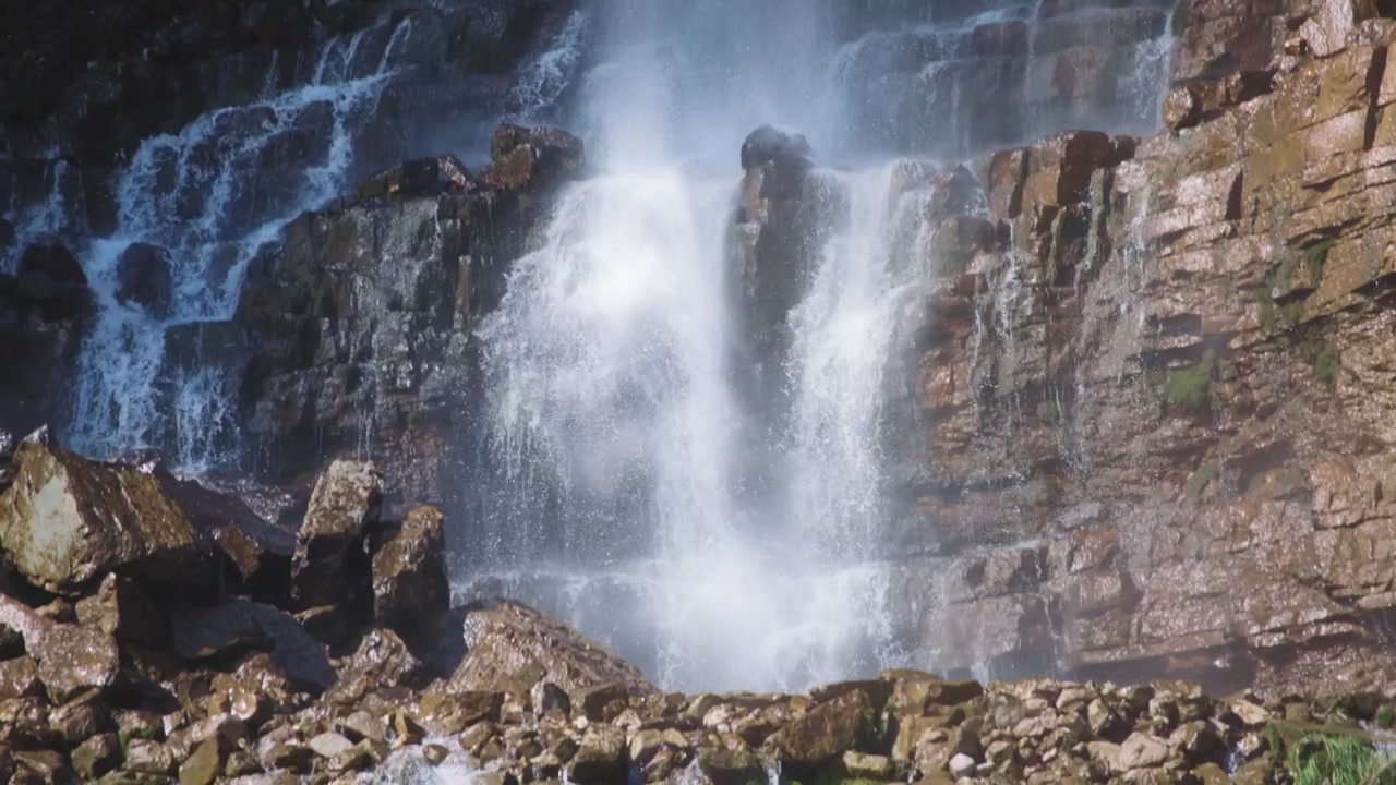 Acqua che cade su un mucchio di rocce
