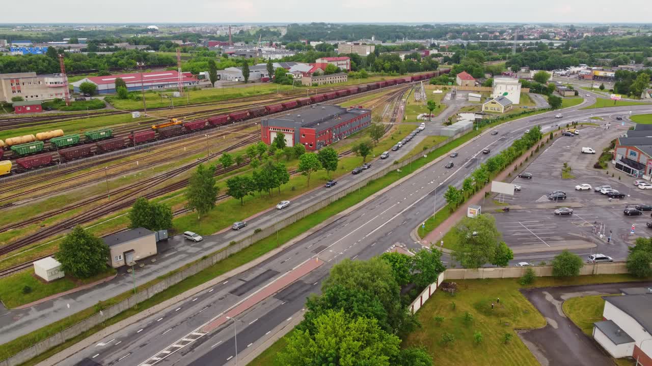 железнодорожная станция и автомагистраль в клайпеде, литва, взгляд с воздуха
