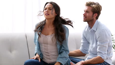 pareja teniendo una pelea