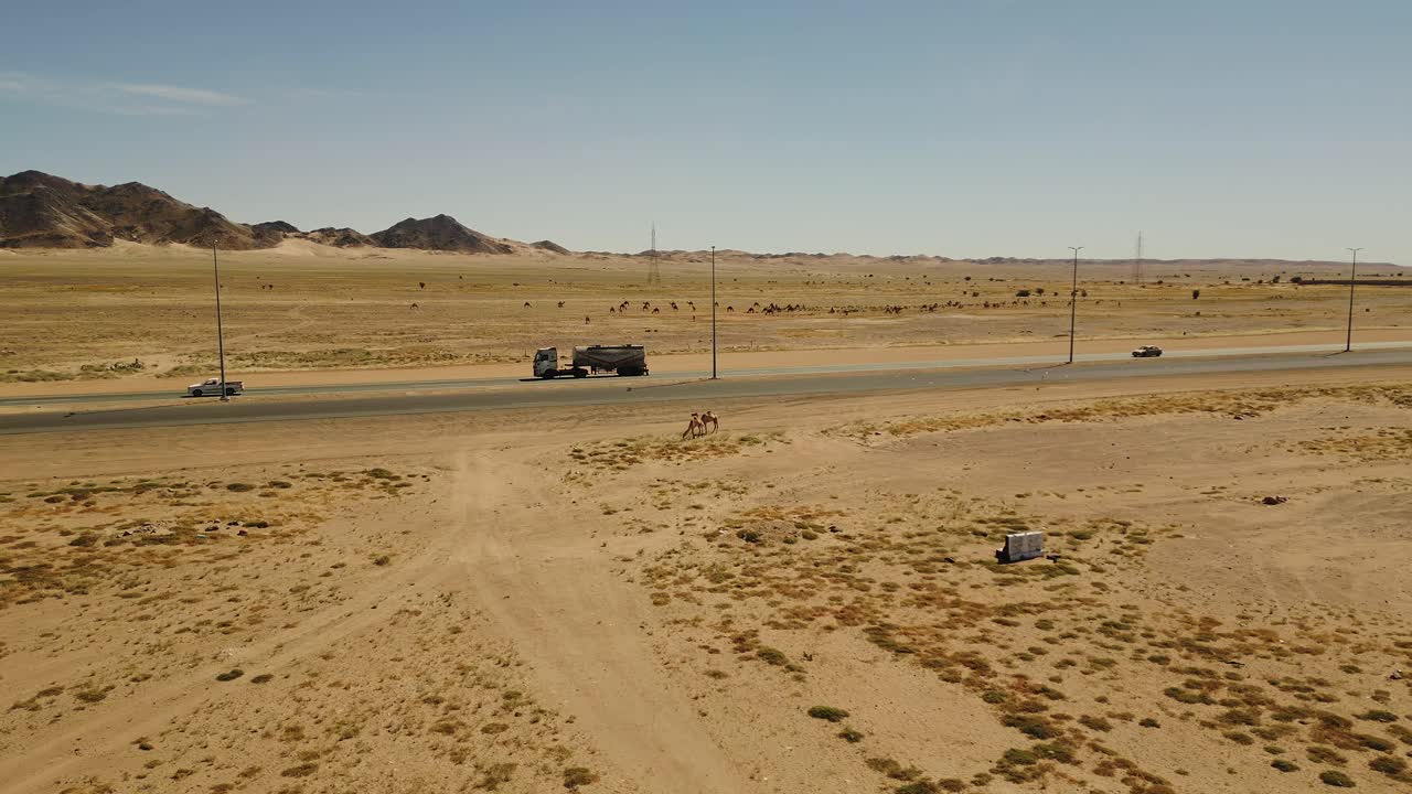 vías de agua en la carretera del desierto con tráfico ligero