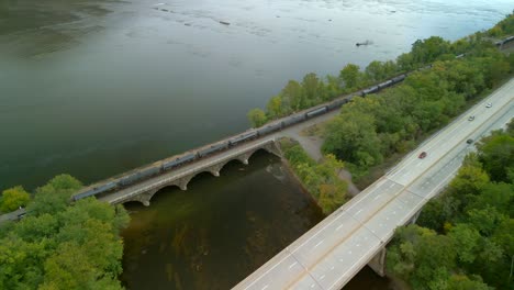 Vista-Aérea-Por-Drones-De-Las-Montañas-Apalaches-Y-El-Río-Susquehanna