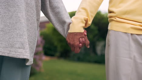 tomados de la mano, el amor y la pareja en la naturaleza
