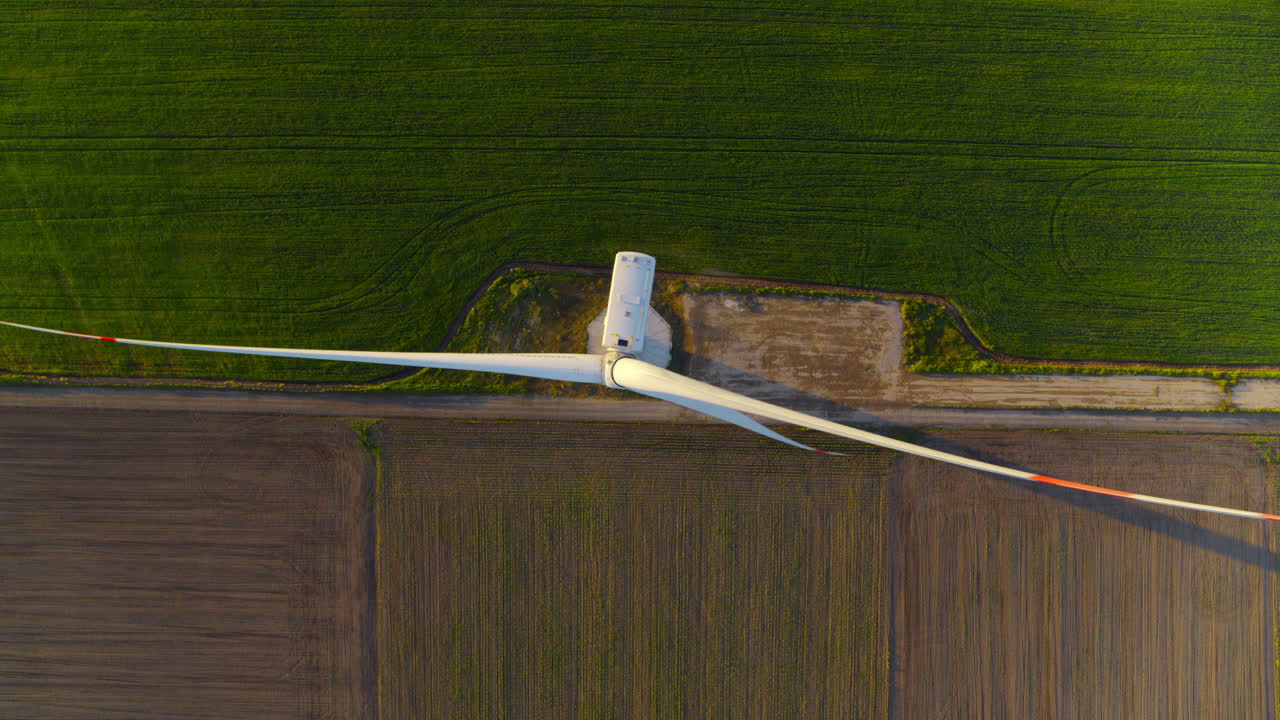풍력 발전소는 필드에서 대체 에너지를 생산합니다. 풍력 탑은 친환경 에너지를 생성합니다.